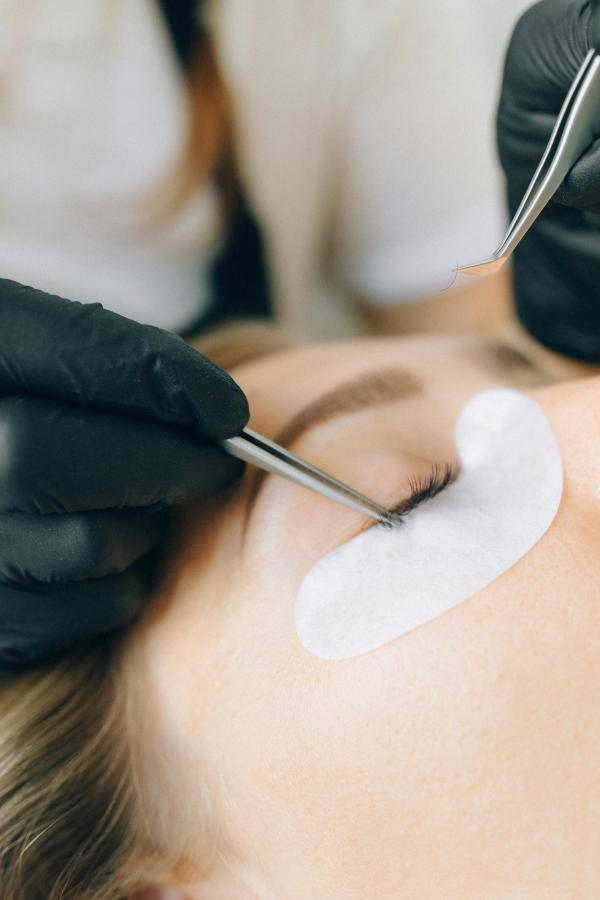 Allergiás reakció műszempilla viselése esetén – mire figyeljünk és mi a teendő?